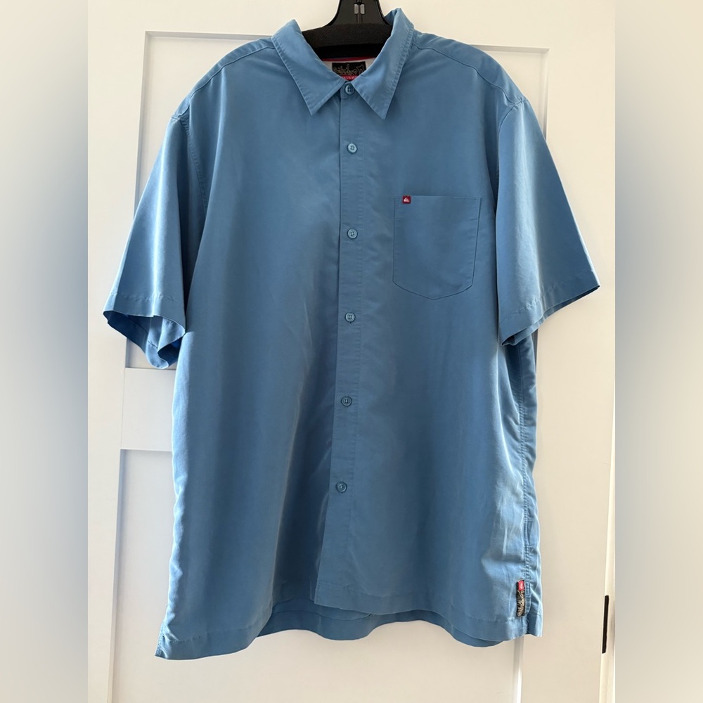 Men's Quiksilver Casual Blue Button Down Short Sleeve Shirt in XL